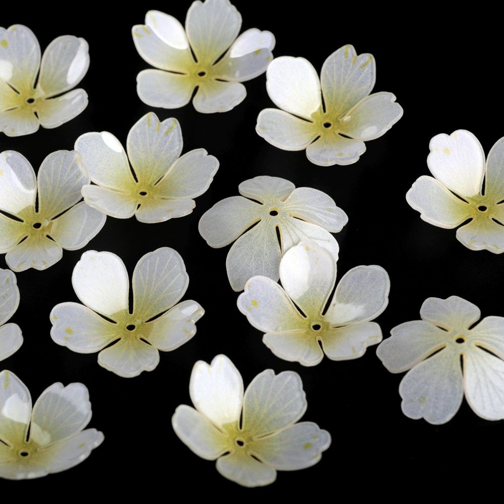 бусина, акрил "цветок", цвет сливочный/светло-желтый, 28x28x8-10 мм