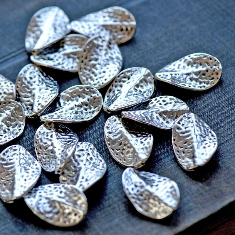 бусина, металл "лист гастерии", цвет античное серебро, 27.5x18x3 мм