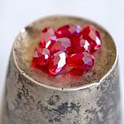 Бусина "Капля", граненая, стекло, цвет красный радужный, 6х4 мм