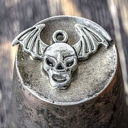 Подвеска металлическая "Череп c крыльями", античное серебро, 17x23x10 мм