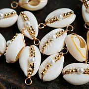 Подвеска из ракушки "Каури+жемчуг", сборная, цвет белый/золото, 27x14x10.5 мм