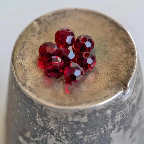 бусина, стекло 4, граненая, цвет красный темный, 4 мм  (уп.30+/-5 шт)