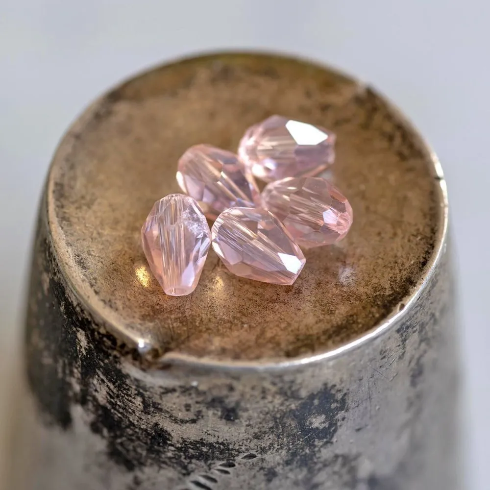 бусина "капля", граненая, стекло, цвет розовый радужный, 6х4 мм