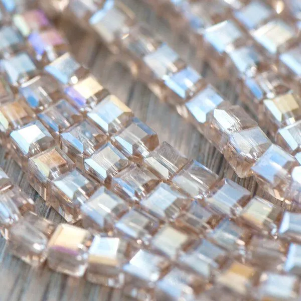 бусина, стекло "куб" 4, цвет бежевый радужный, 4х4 мм, (уп 40+/-2 шт)