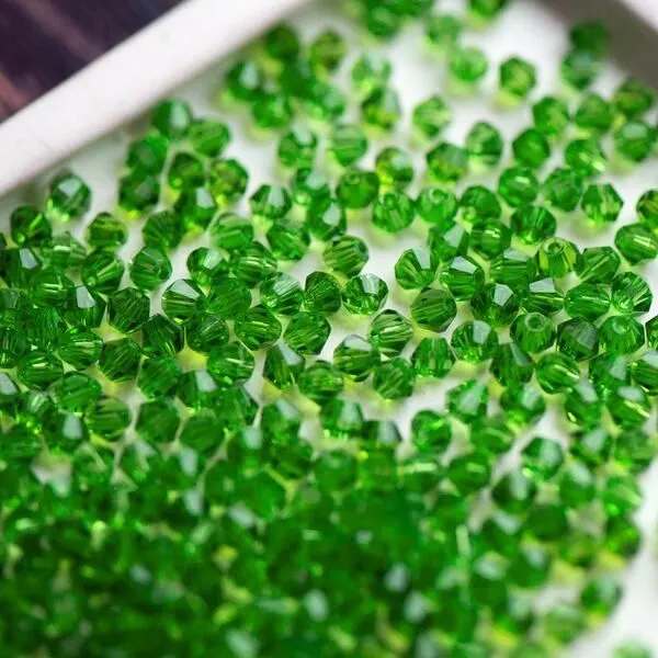 бусина, стекло биконус, цвет зеленый весенний, 4 мм (уп.30+/-5 шт)